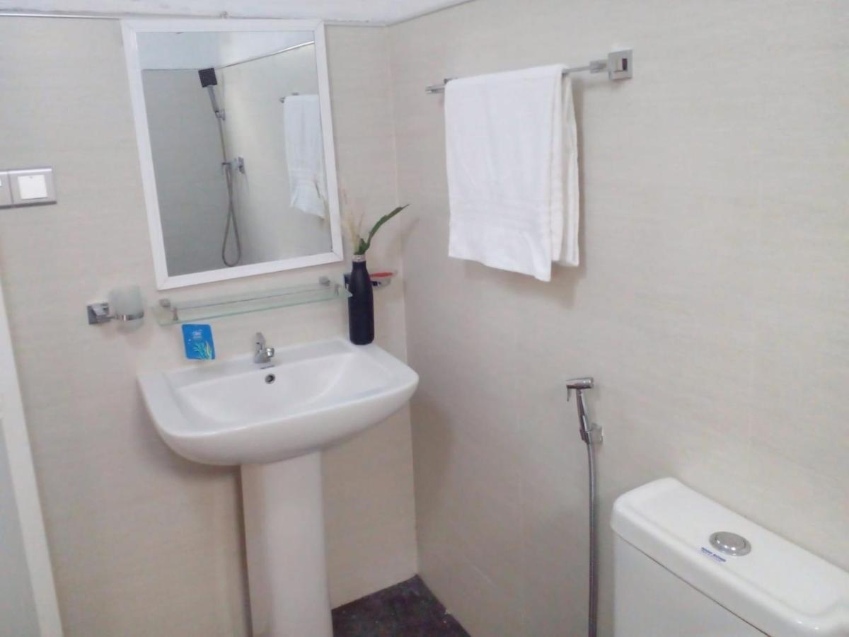 The Tourist Balcony Apartment Негомбо Екстериор снимка